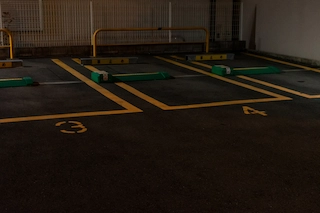 照明の明かりが不十分で視認性の悪い駐車場