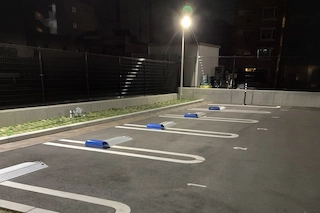照明が明るく視認性の良い駐車場
