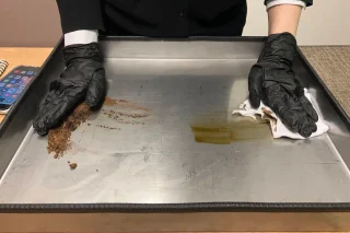 SORBとウエスで廃油をふき取り
